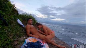 Loira muito gostosa transando na praia com surfista e filmei tudo escondido