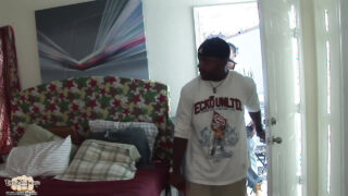 Un tip gay de culoare se masturbează cu o grămadă de bicicletă (BBC) înainte de o ejaculare explozivă