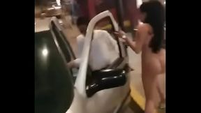 بنت  بتدخل ماركت منغير هدوم وتقلع الكلوت وكسها يبان جميل جدا كس فخم كدا