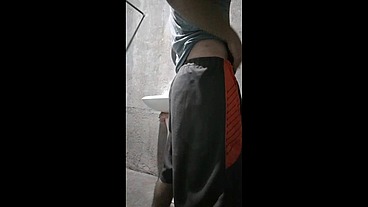 Me toco mi culito mientras pienso en mi cuñado.