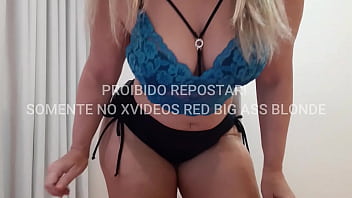 Dan&ccedil_a sensual de shortinho preto e rebolando seu bumbum