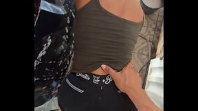 Esposa com shortinho curto lavando carro, o safado arredou o shortinho e comeu ela ai msm