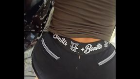 Esposa com shortinho curto lavando carro, o safado arredou o shortinho e comeu ela ai msm