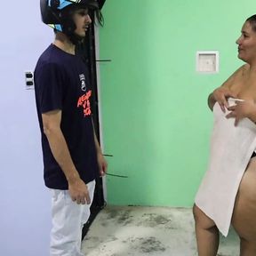 Pizza delivery guy fucks a big ass woman