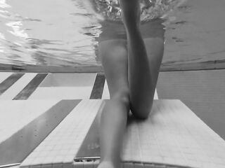 UNDERWATER HOTTIE WITH LARGE BOOTY UNDRESSES AND SWIM BARE ON A CLUB SWIMMING POOL