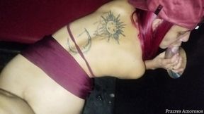 corno chupa a cremosa com sua buceta toda gozada na cabine glory hole