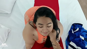 Disfruto grabar cada vez que esta puta gorda de mi madrastra me chupa mi gran verga - Historia completa