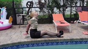 Satin secretary enjoys some water bound orgasms (MP4 HD 6000kbps)