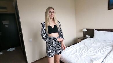 Acquaintance with a beauty ended in sex in a hotel room on a first date