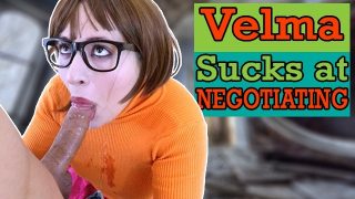Scooby Doo Cosplayer의 Velma가 목구멍을 깊게 쑤시고 안경 POV에 사정을 받습니다.