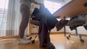 mi esclava se porta mal y yo la amarro para hacerle cosquillas como castigo
