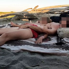 FLASHING MY COCK in front of my STEPDAUGHTER in a CANARY PUBLIC BEACH and she HELPS me CUM in front of everyone - REAL CAUGHT P2