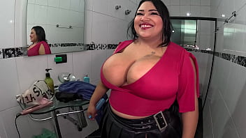 Uma gigante gostosa apronta na mans&atilde_o, a peituda BBW Slut Doll