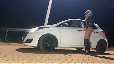 MACHO SAFADO FUDENDO O CUZINHO DA PUTA NA RUA