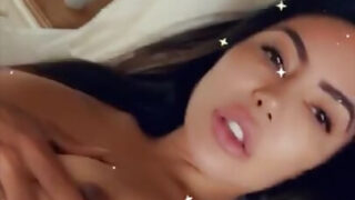 Les énormes seins d'Ela Star et de Lela Star rebondissent pendant une dure pénétration anale.