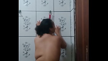 PUTA DEPRAVADA MOSTRANDO BUCETA MOLHADINHA E SUCULENTA SENSUALIZANDO PARA A C&Acirc_MERA AFIM DE GANHAR PICA NA BUCETA A SAFADA &Eacute_ FOGUENTA E NEM A &Aacute_GUA DO CHUVEIRO APAGA O FOGO DESSA NINFETA