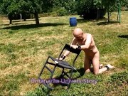 VOST engl - Dans le jardin avec cet inférieur nu et chaste.