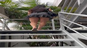 por de baixo do vestido eu estava com calor no bumbum ! esposa heyya