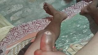 Chica caliente hace una mamada descuidada antes de recibirla profundamente en el culo.