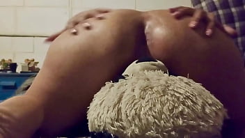 La morocha est&aacute_ muy caliente y se mete su consolador por el culo