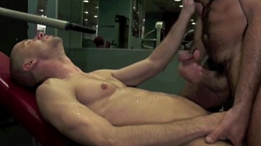 3 612 tony axel fucked by 2 top xxl in muscualtion room