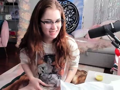 Young amateur teen in solo masturbation playing with herself