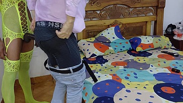 Una trans negra muy bien dotada con sexy malla amarilla y peluca rubia folla heterosexual y lo hace su esclavo sexual y le deja el culo abierto