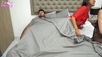 Mi hermanastra me invita a su casa, compartimos cama los tres y termino follandome a su marido
