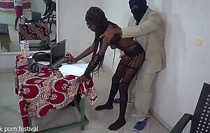 African secretary removed her clothes in front of her boss because she forgot her office costume