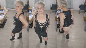 je suis sur que tu aime ma tenu en cuir mes bottes ma lingerie mon cul ma chatte...