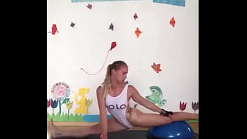 LOIRA FAZENDO GINASTICA NA ACADEMIA