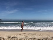 Corriendo desnudo por la playa a cámara lenta