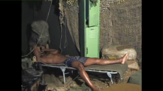 Genç siyah eşcinsel fahişeler, devasa penislerle acımasızca sikişiliyorlar.