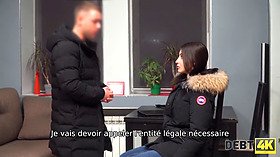 Debt4k. dame n'a pas d'argent pour une voiture sumptuous mais la gère avec sa chatte