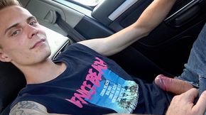 Tall athletic dude who likes to jerk off in a car