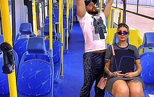 Acochei a minha vizinha ninfeta vindo da escola dentro do onibus publico safada nao conseguiu