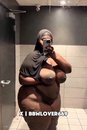 Big booty BBW shows off her thick ass