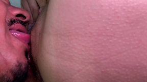 em quanto eu me tocava o safado veio me comer na sala bem gostoso