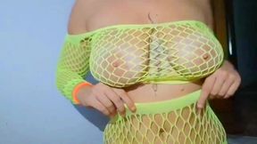 una sexy milf con lingerie a rete