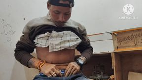 Dukaan ka andar mein maza le raha hai