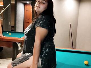 Gordita argentina siendo garchada arriba de una mesa de pool le rompen toda la colita casero
