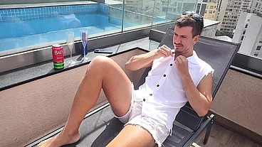 YURI GAÚCHO - SEGURANÇA DOTADÃO FODENDO O CARINHA DA PISCINA - SEXO GAY BAREBACK BRASIL