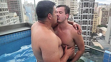 YURI GAÚCHO - SEGURANÇA DOTADÃO FODENDO O CARINHA DA PISCINA - SEXO GAY BAREBACK BRASIL