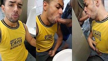 Mamando pica feito picolé no banheiro do tampo, que delicia cheiro de rola de macho.