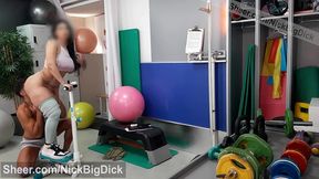 el entrenador personal se folla a esta preciosa latina