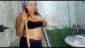 la pua de mi madrastra entra al ba&ntilde_o mientras me ducho. chupo mi polla