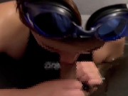 競泳水着で水中フェラをしてしまう変態彼女♡ cum in mouth blowjob underwater