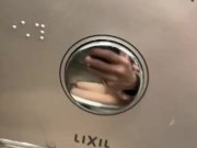 公衆トイレであそこを弄る高校生
