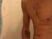 bel twink in doccia con il suo cazzone