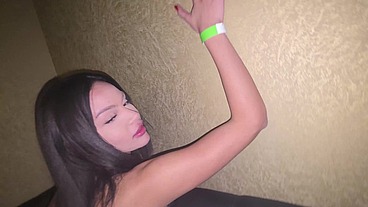 Ted encontrou as três se chupando na cabine e entrou na festa metendo nelas no pelo